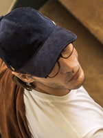 casquette portée dans l'escalier