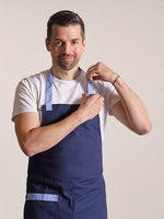 tablier Bamba navy porté par Martin