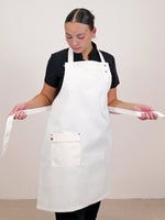 tablier cancan crème porté par Alicia