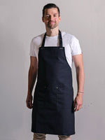 tablier carioca noir porté par Martin