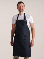 tablier carioca noir porté par Martin