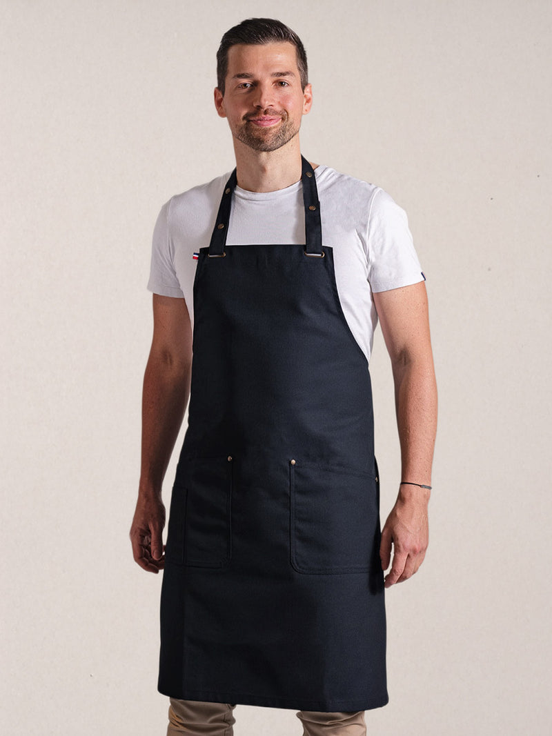 tablier carioca noir porté par Martin