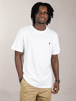 t-shirt Charlie blanc porté par Adelson, plan américain