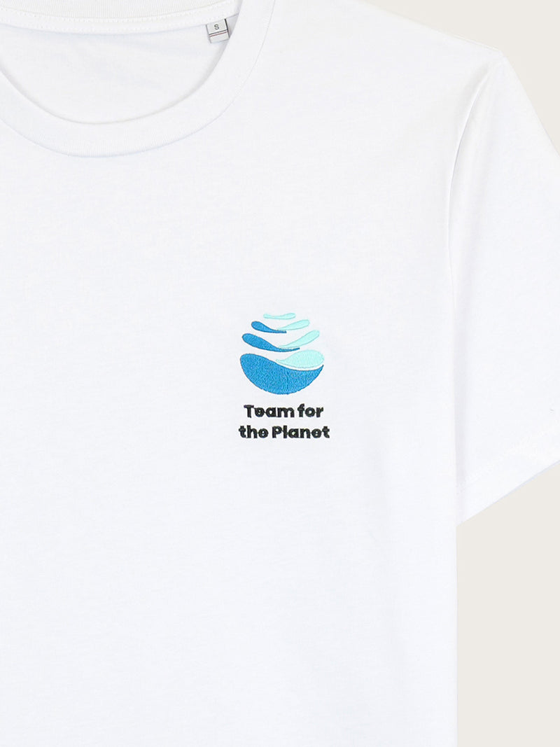 détail broderie du logo Team for the Planet sur le t-shirt blanc