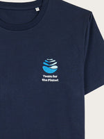 détail broderie du logo Team for the Planet sur le t-shirt bleu marine
