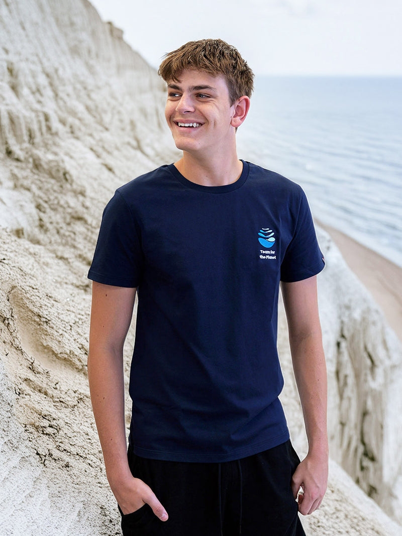 t-shirt brodé Team for the Planet porté par Félix