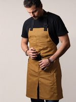 tablier Cumbia caramel porté par Juan 1