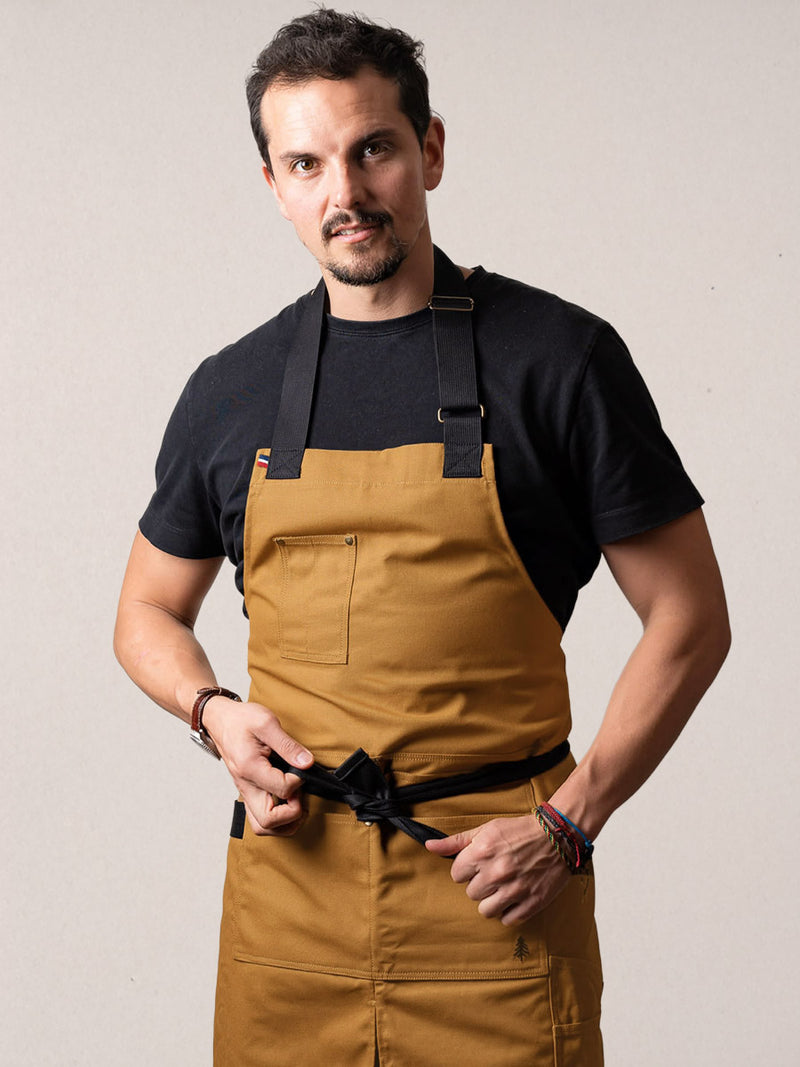 tablier Cumbia caramel porté par Juan 3