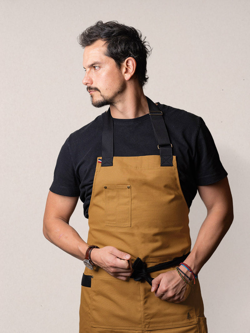 tablier Cumbia caramel porté par Juan 2