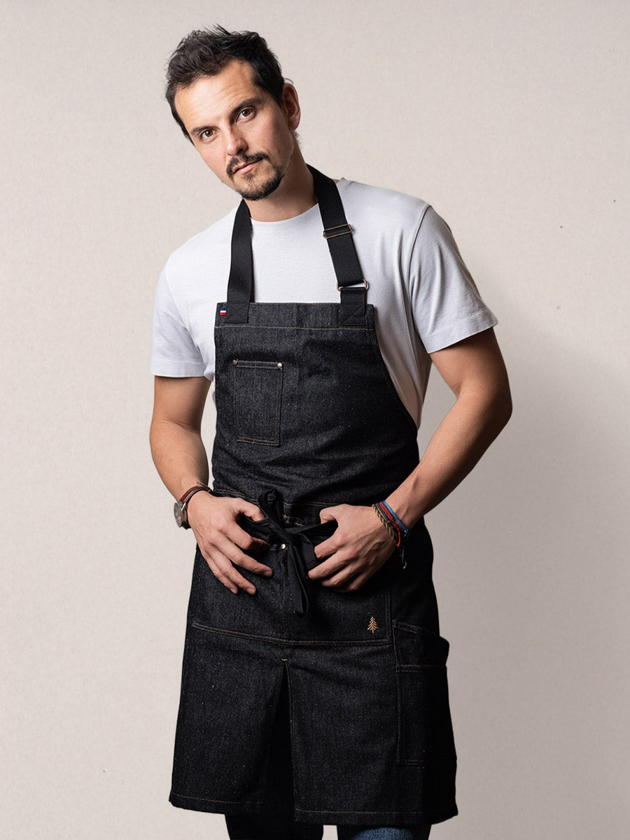 tablier Cumbia denim porté par Juan 1