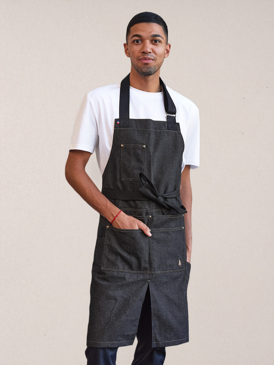 tablier Cumbia denim porté par Nesta