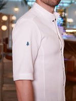 le sapin brodé sur la manche droite de la veste maya