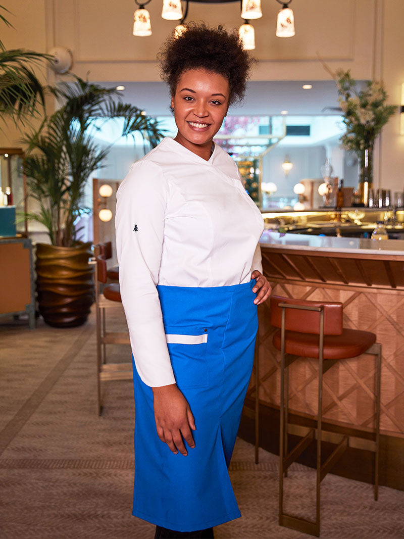 tablier Flamenco bleu roi porté par Alexandra