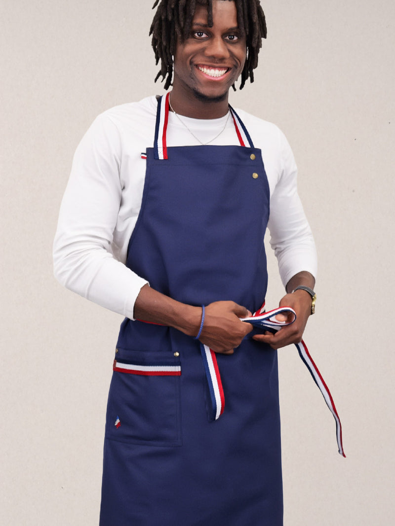 tablier French Cancan porté par Adelson souriant