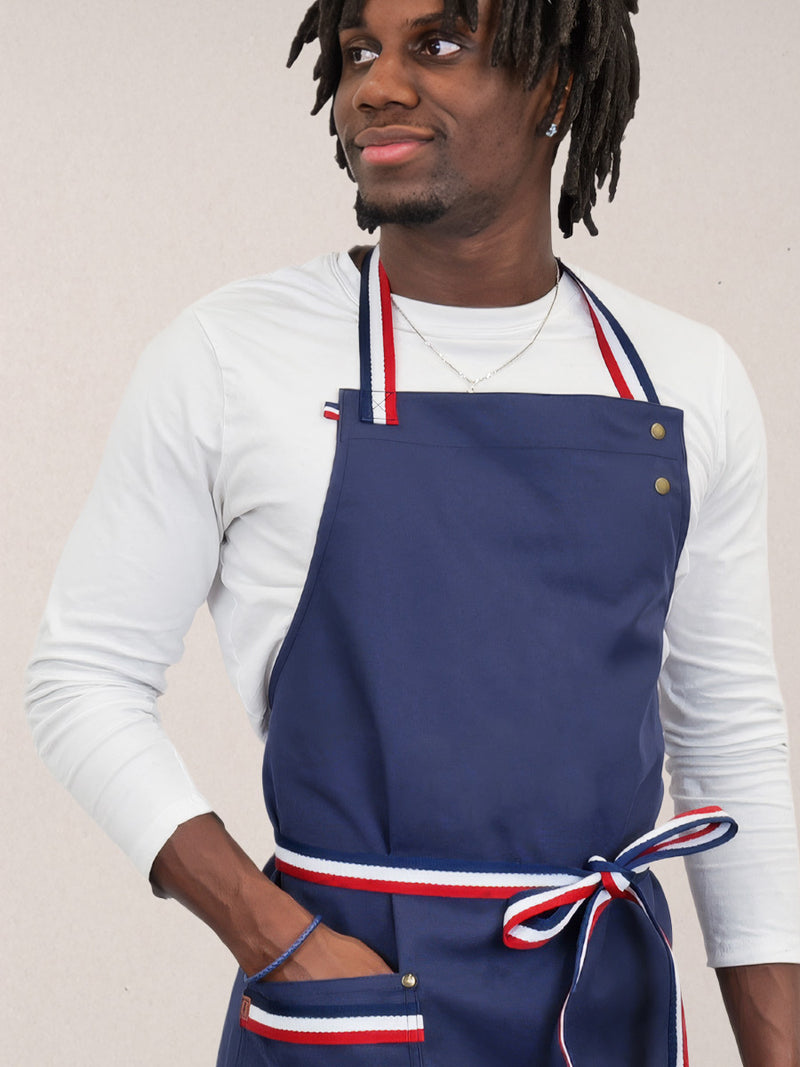 tablier French Cancan porté par Adelson