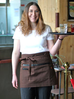 tablier court java chocolat porté