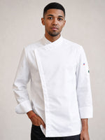 veste Joker H blanche portée par Nesta