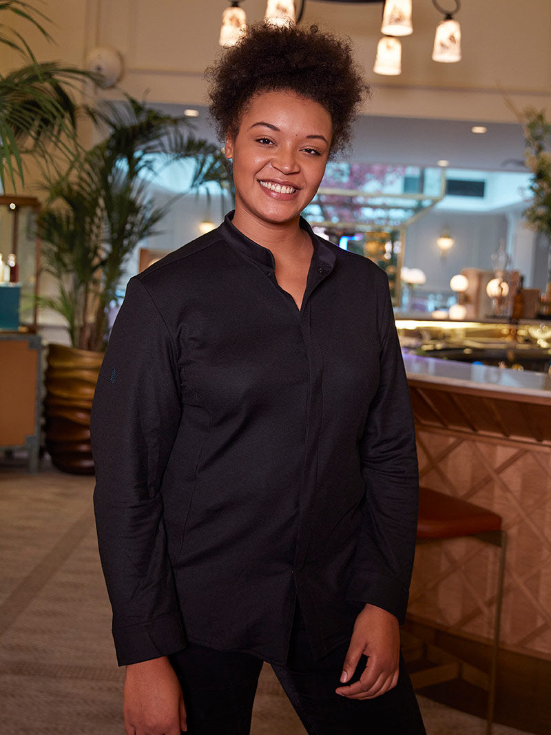 veste lilo noire porté par Alexandra