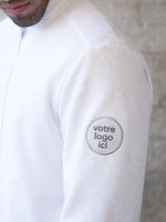 logo brodé sur manche gauche