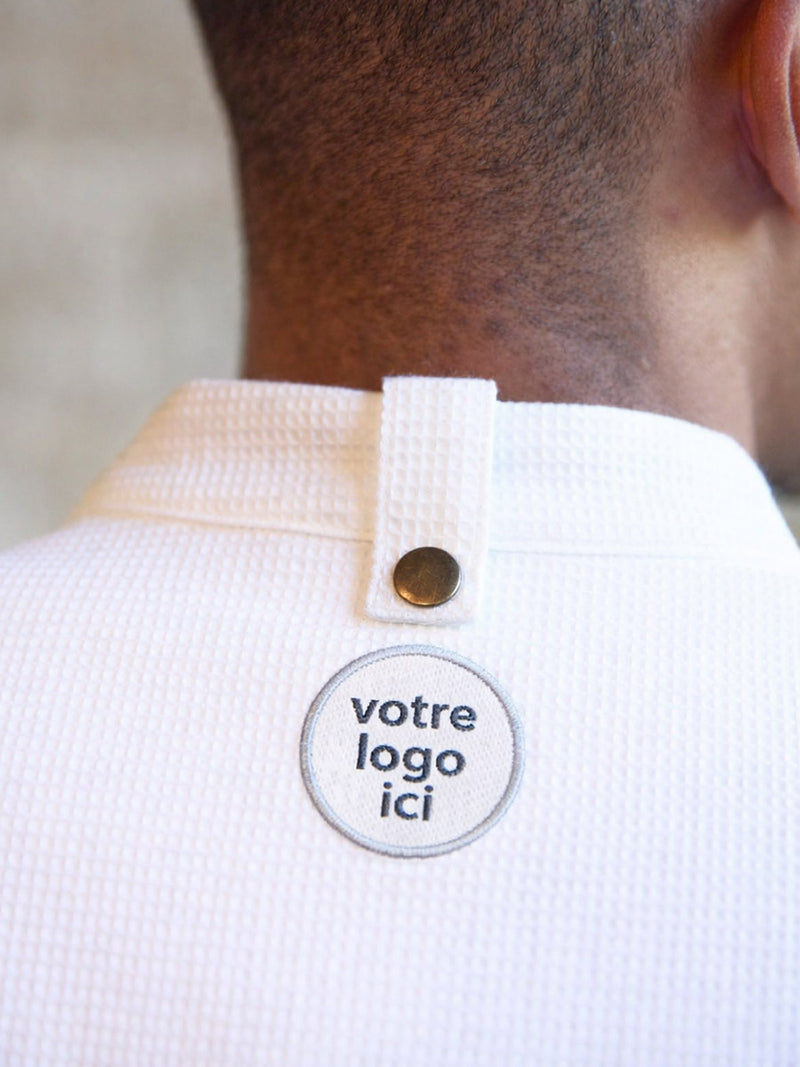 logo brodé à l'arrière du col