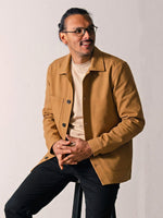 veste Mahaut caramel portée par Esteban