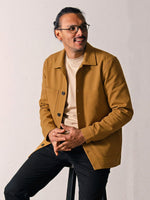 veste Mahaut caramel portée par Esteban