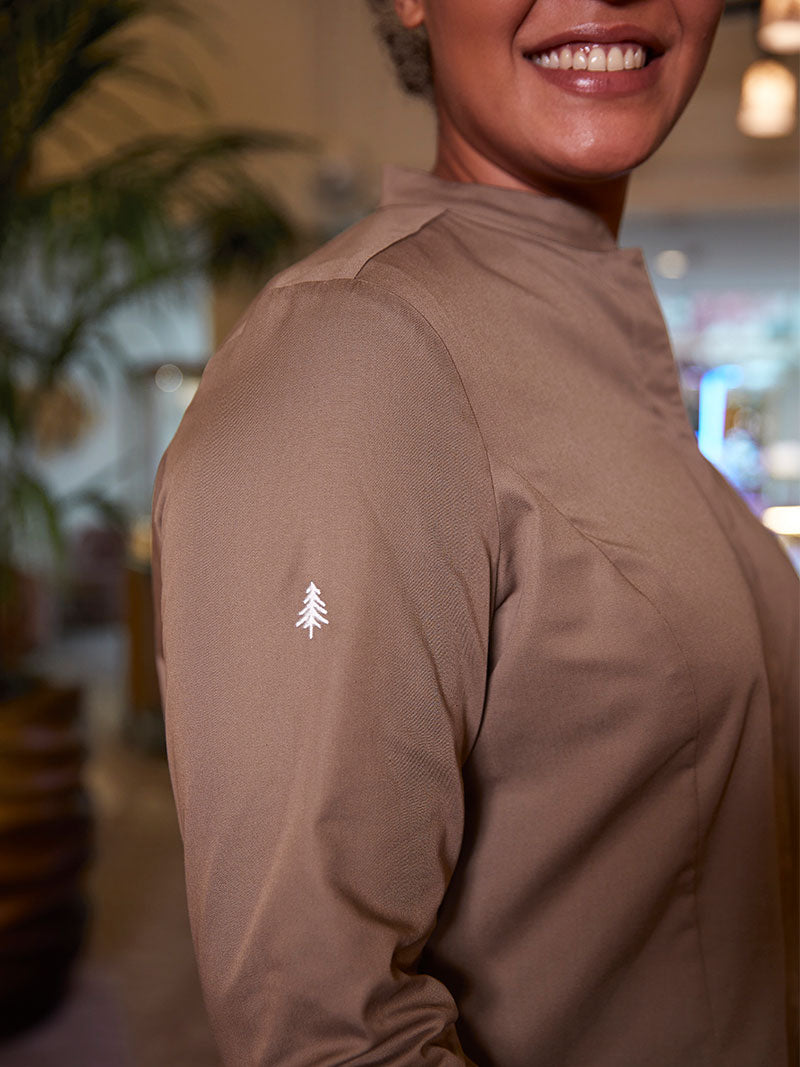 sapin brodé sur la manche de la Newlook F kaki