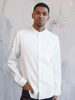 veste Maya blanche manches longues portée par Nesta