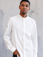 veste Maya blanche manches longues portée par Nesta