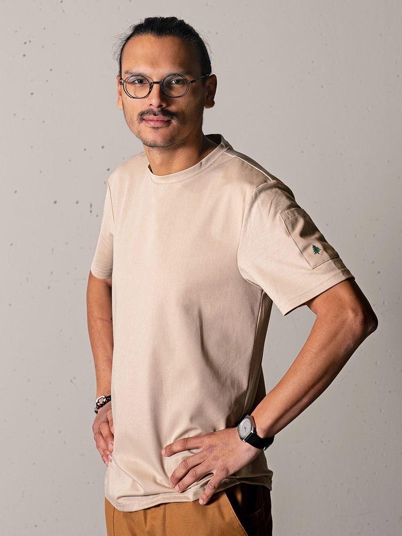 t-shirt Nemo beige porté par Esteban