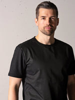 t-shirt nemo noir porté par Martin