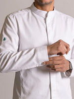 gros plan sur le boutonnage de la veste Newlook blanche