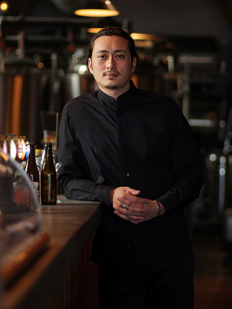 chemise Sandro noire portée