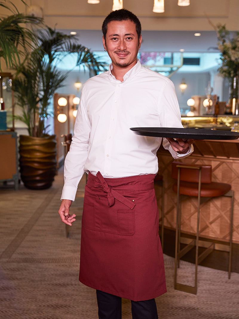 tablier Séga bordeaux porté par Arnaud