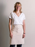tablier Séga crème porté par Blandine