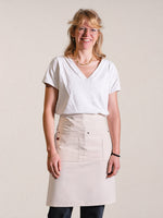 tablier Séga crème porté par Blandine