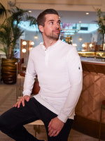 polo Simba ML blanc porté assis