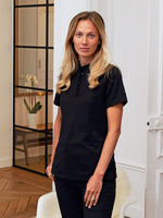 polo Simba femme noir portée par Ophélie
