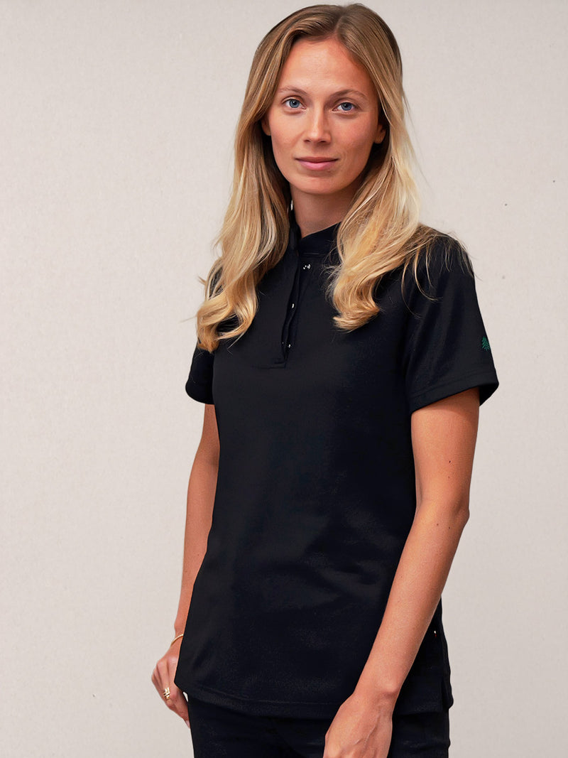 polo Simba femme noir portée par Ophélie