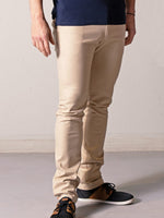 pantalon Stitch H beige porté par Martin