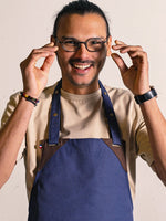 tablier tango navy porté par Esteban