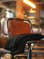 Plaid winnie noir sur une chaise