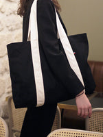 sac fabio noir porté à l'épaule