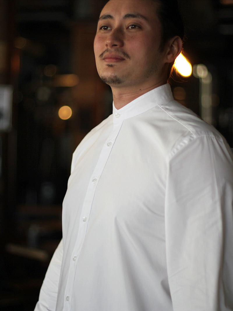 détail chemise sandro blanche portée