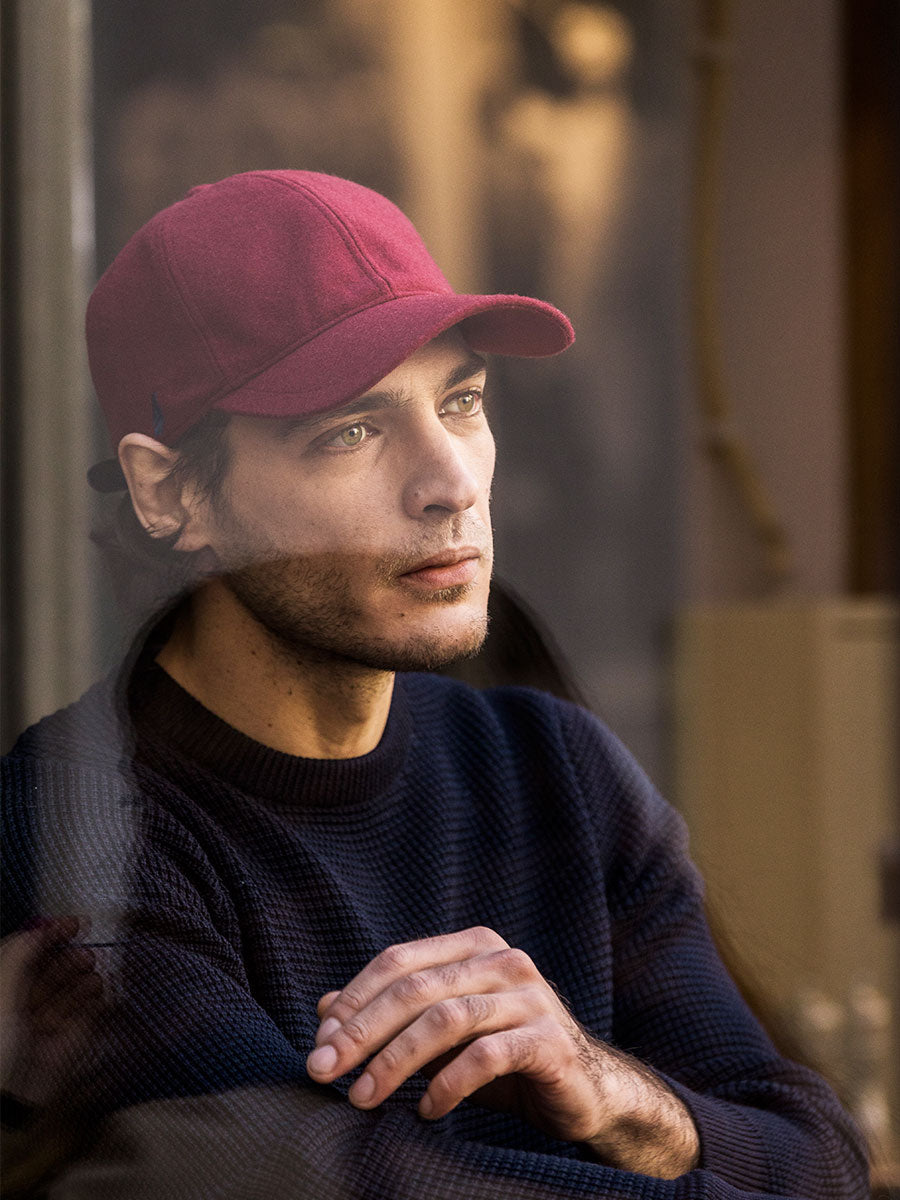 casquette dans un café