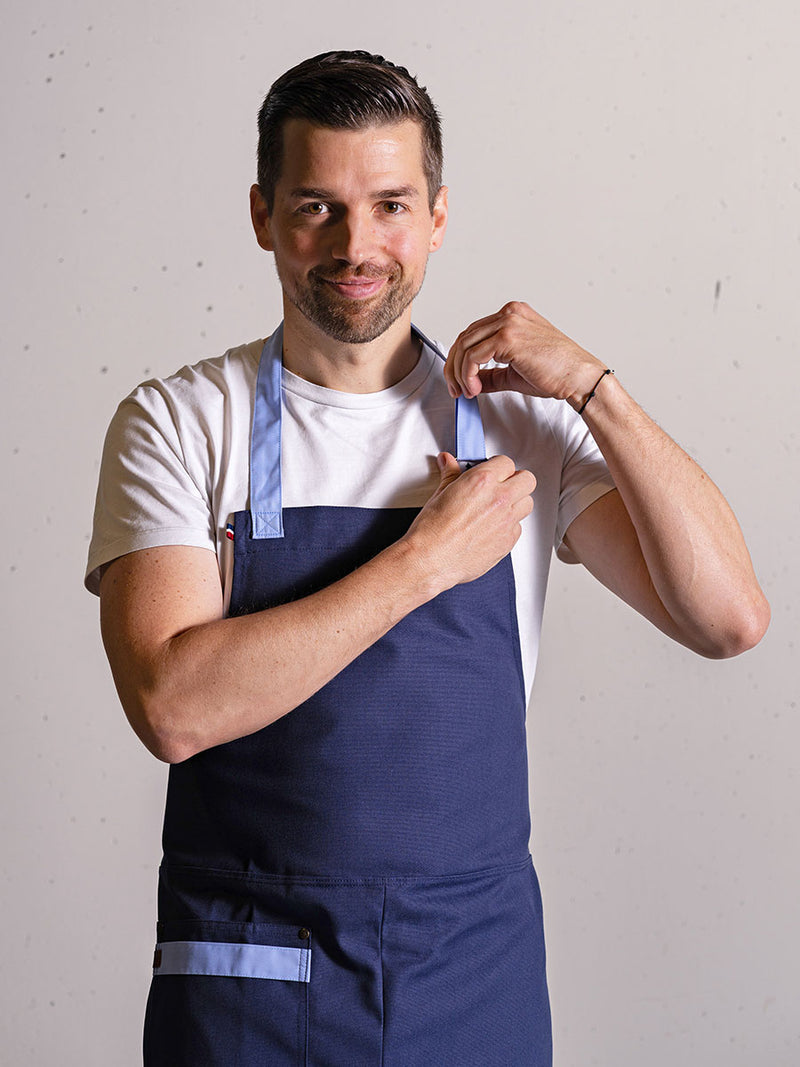 tablier Bamba navy porté par Martin