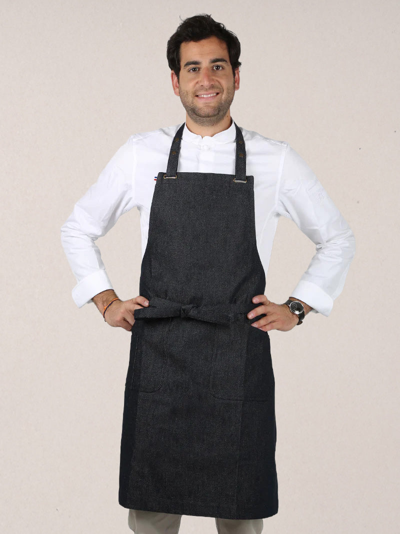 tablier Carioca denim porté par Thomas
