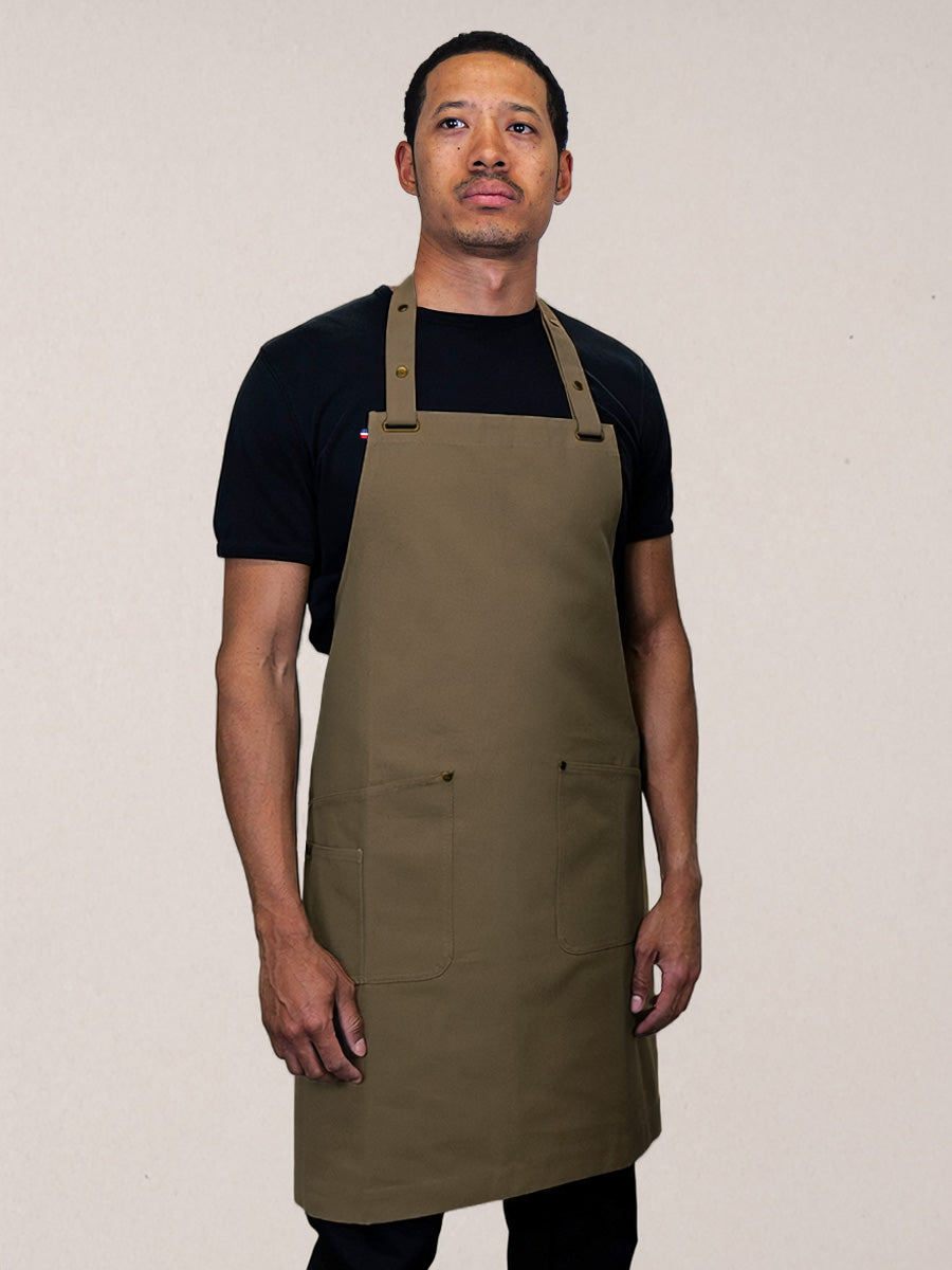 tablier Carioca kaki porté par Wesley