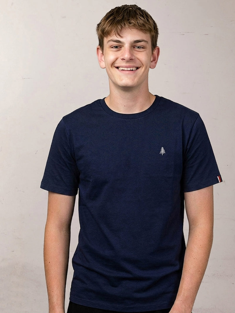 t-shirt Charlie bleu marine porté par Félix