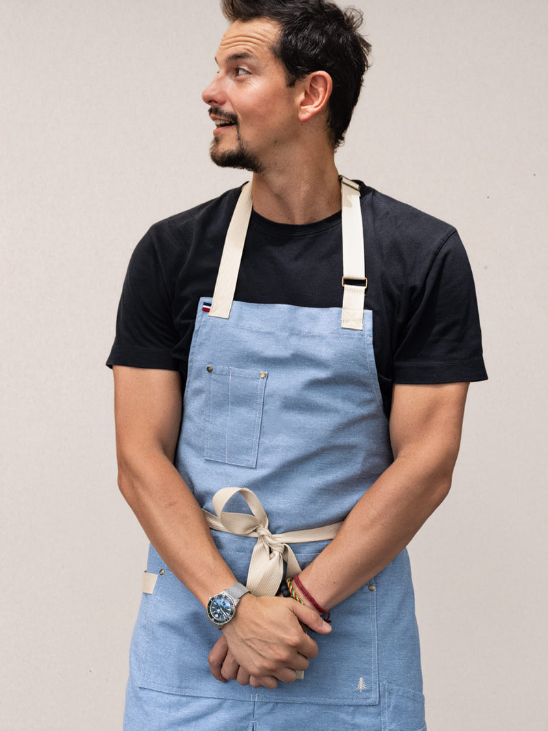 tablier Cumbia denim clair porté par Juan Arbelaez